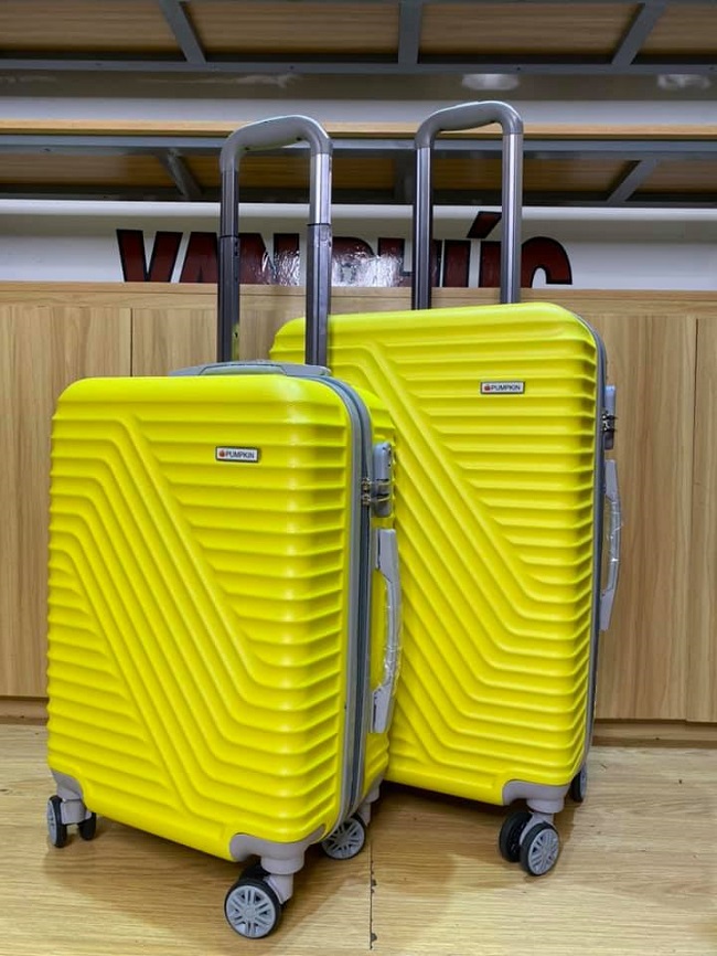 Bộ sưu tập vali kéo màu vàng “hút khách” tại Vạn Phúc