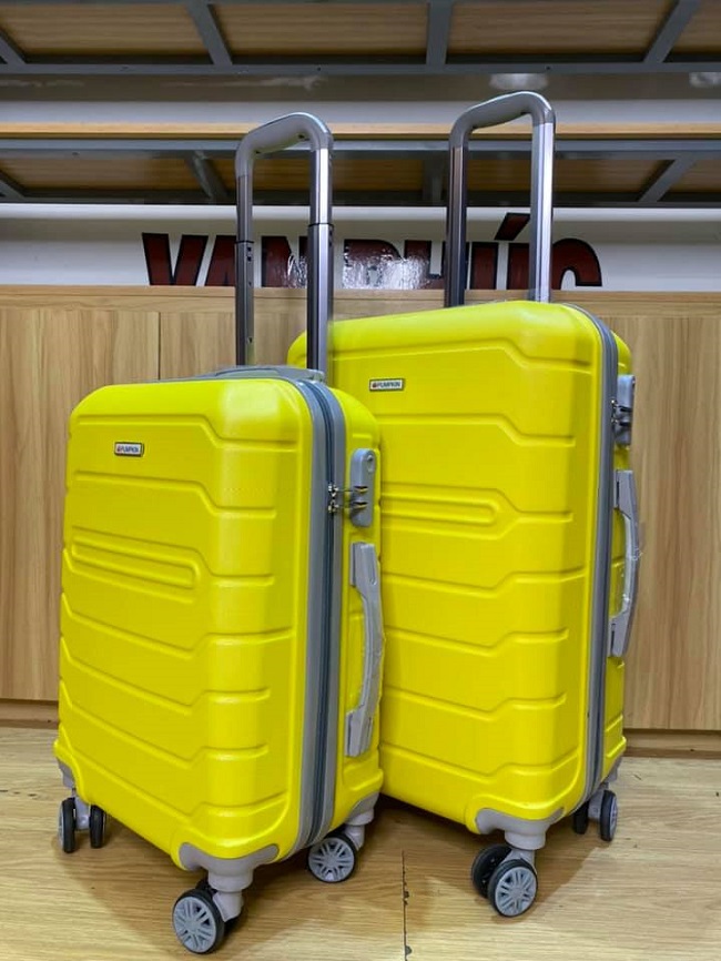 Bộ sưu tập vali kéo màu vàng “hút khách” tại Vạn Phúc