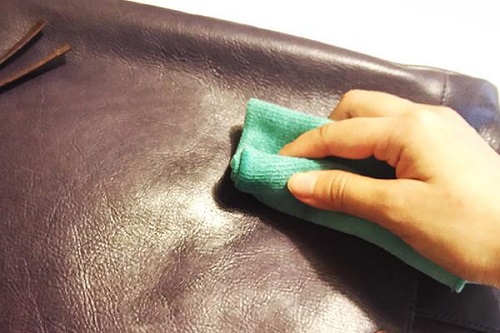 Sửa túi xách bằng cách sơn lại bề mặt da