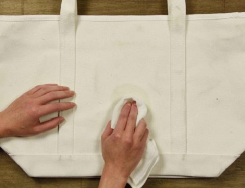 Cách làm sạch túi xách vải bị ố vàng hiệu quả tại nhà