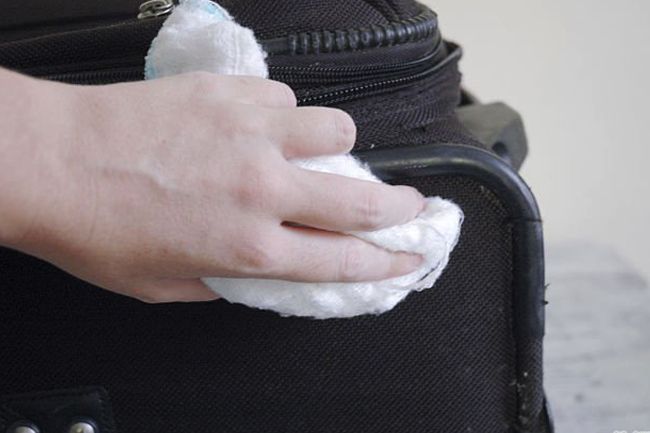 Làm gì khi vali vải có mùi hôi sau thời gian dài không sử dụng?
