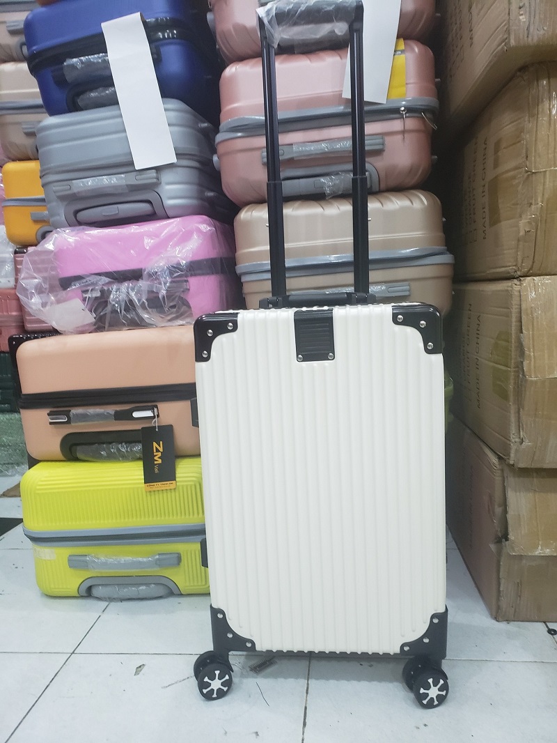 Mẫu vali nhựa kéo 2 màu cho chủ nhân cá tính