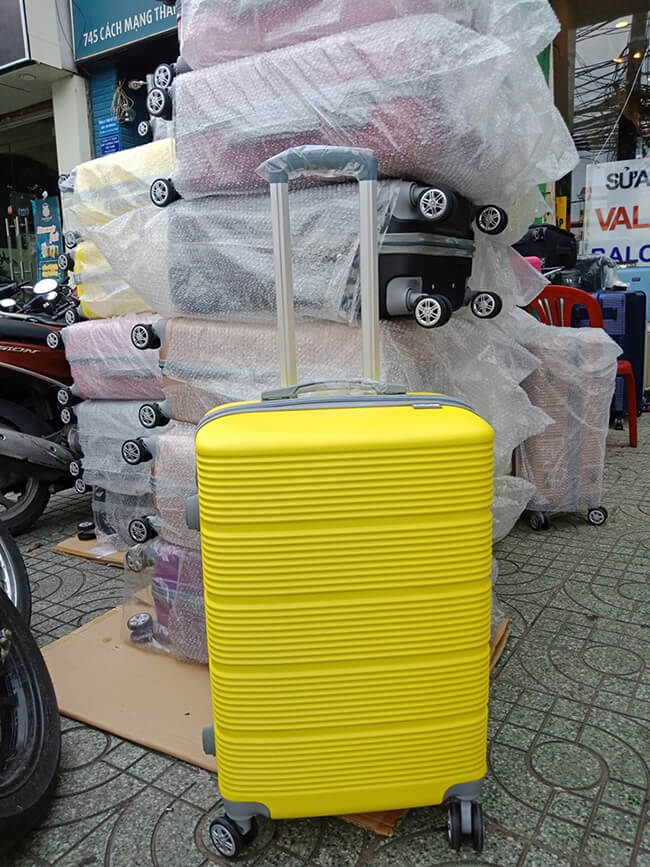 Bộ sưu tập vali du lịch màu vàng “hot gấp đôi cái nóng Sài Gòn”