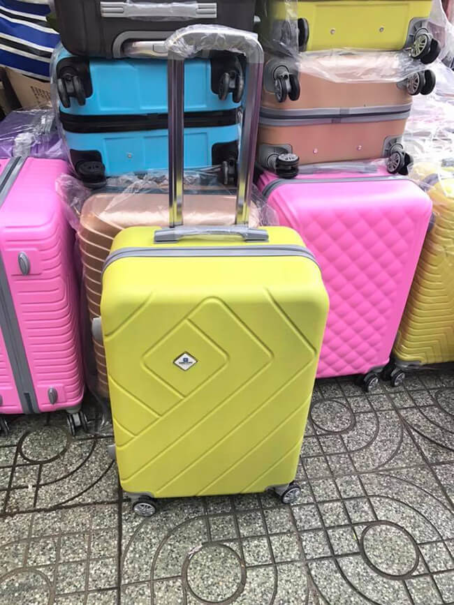 Bộ sưu tập vali du lịch màu vàng “hot gấp đôi cái nóng Sài Gòn”