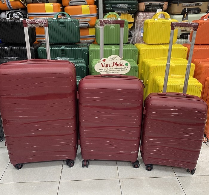 “Muôn hình vạn trạng” vali du lịch màu đỏ