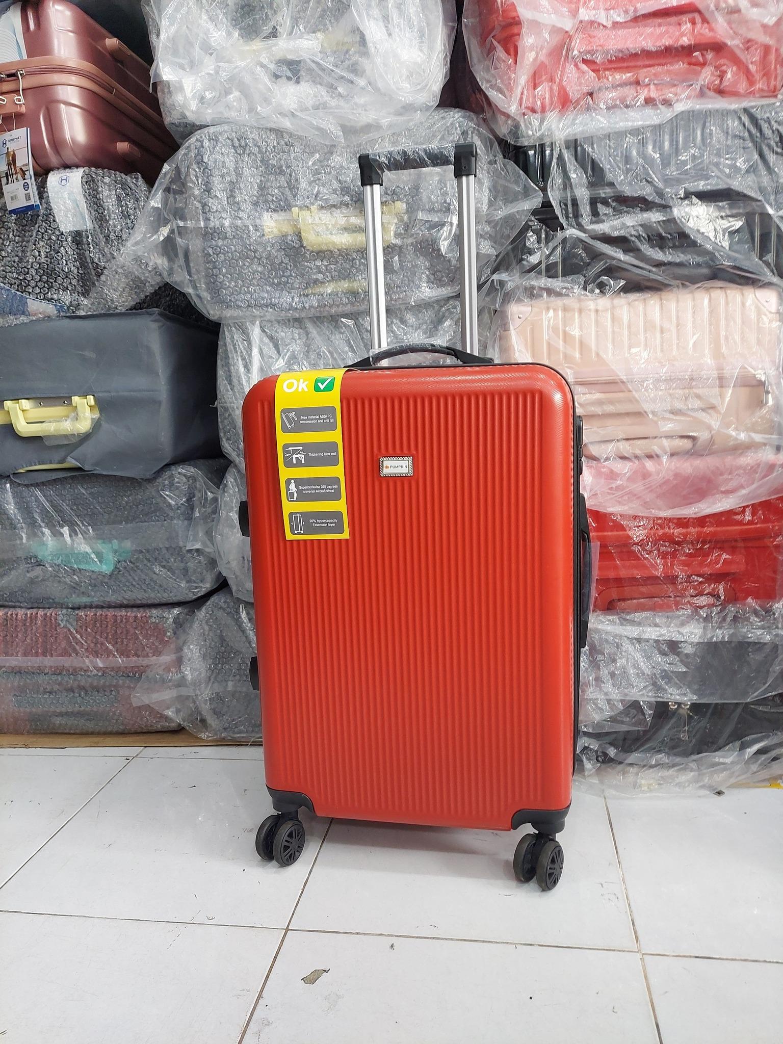 “Muôn hình vạn trạng” vali du lịch màu đỏ