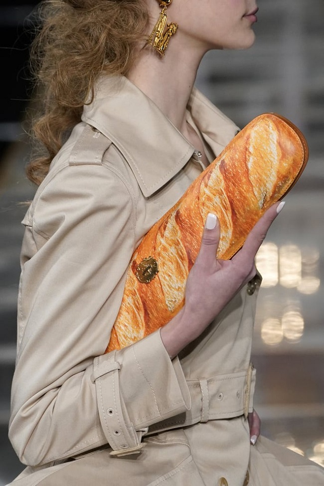 Kỳ lạ mẫu túi xách giống bánh mì có giá 1.170 USD