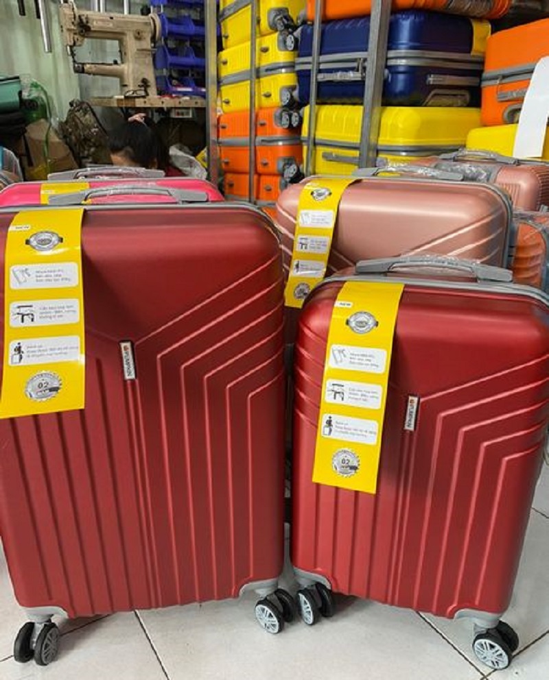Gợi ý những mẫu vali kéo màu đỏ cho chuyến đi đầu xuân