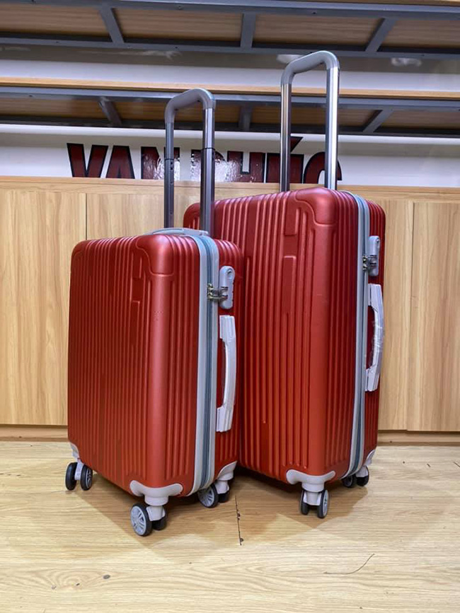 Mang lộc về nhà với một chiếc vali kéo màu đỏ