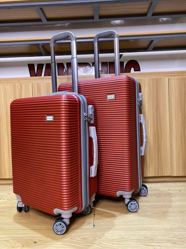 Mang lộc về nhà với một chiếc vali kéo màu đỏ
