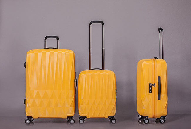 Mẫu vali màu vàng được săn đón nhất vừa cập bến Vạn Phúc