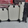 vali khung nhôm màu trắng đen