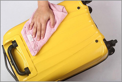 Cách làm sạch vết băng dính trên vali nhựa