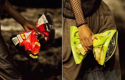 Độc lạ mẫu túi xách hình gói bim bim của Balenciaga