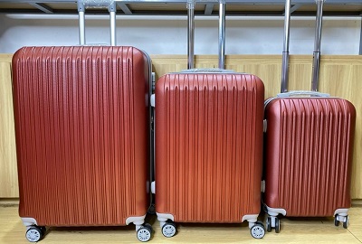 Gợi ý những mẫu vali kéo màu đỏ cho chuyến đi đầu xuân