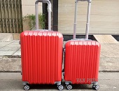 Hỡi quý cô, hãy kéo một chiếc vali du lịch màu đỏ