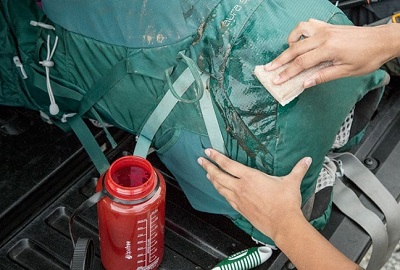 Hướng dẫn giặt túi xách du lịch chống nước không phai màu