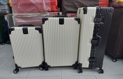 Mẫu vali nhựa kéo 2 màu cho chủ nhân cá tính