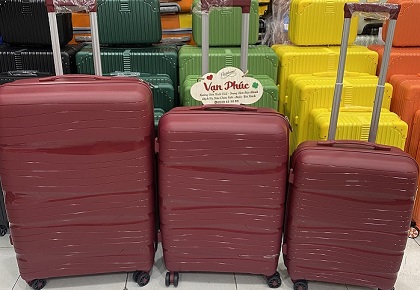 “Muôn hình vạn trạng” vali du lịch màu đỏ
