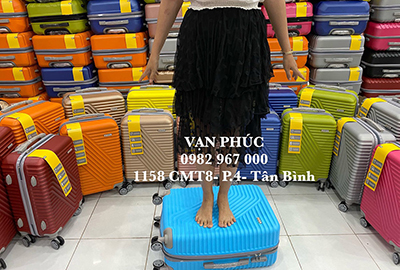 Nên sản xuất vali quà tặng doanh nghiệp size nào?