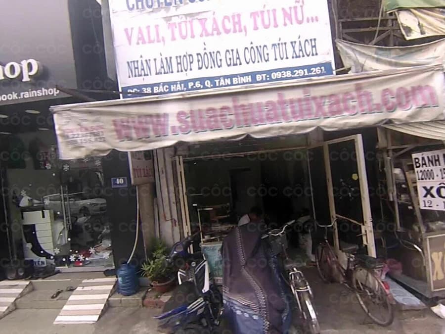 Bên cạnh dịch vụ sửa vali, cửa hàng còn nhận khắc phục hư hỏng trên balo, túi xách, cặp táp