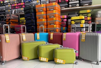 Vali du lịch với bảng màu retro ấn tượng