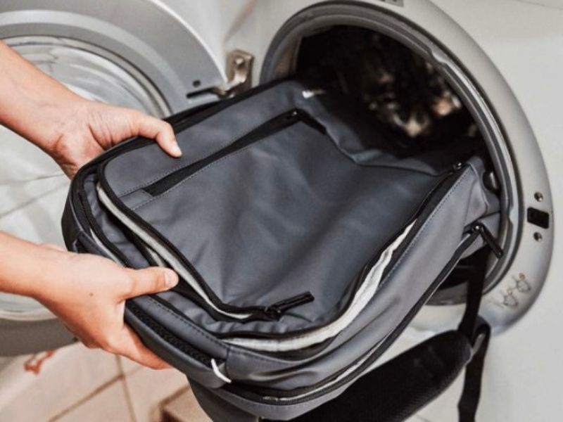Giặt balo laptop bằng máy giặt được không?