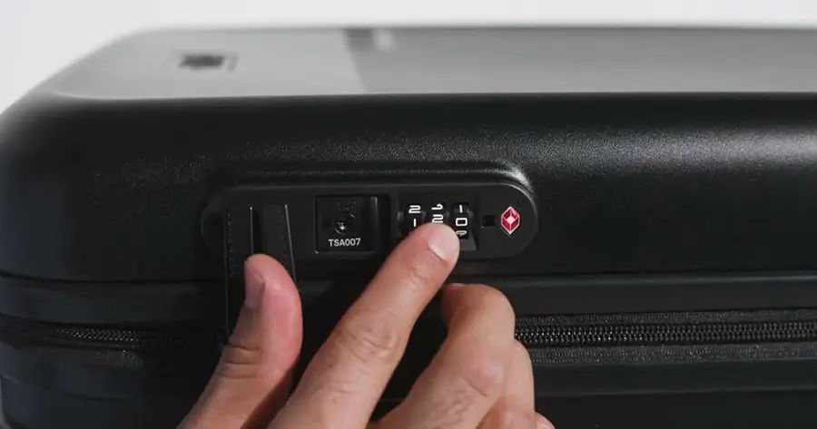 Cách thay mã khoá vali chuẩn nhất tại nhà và mẹo tránh bị kẹt mã