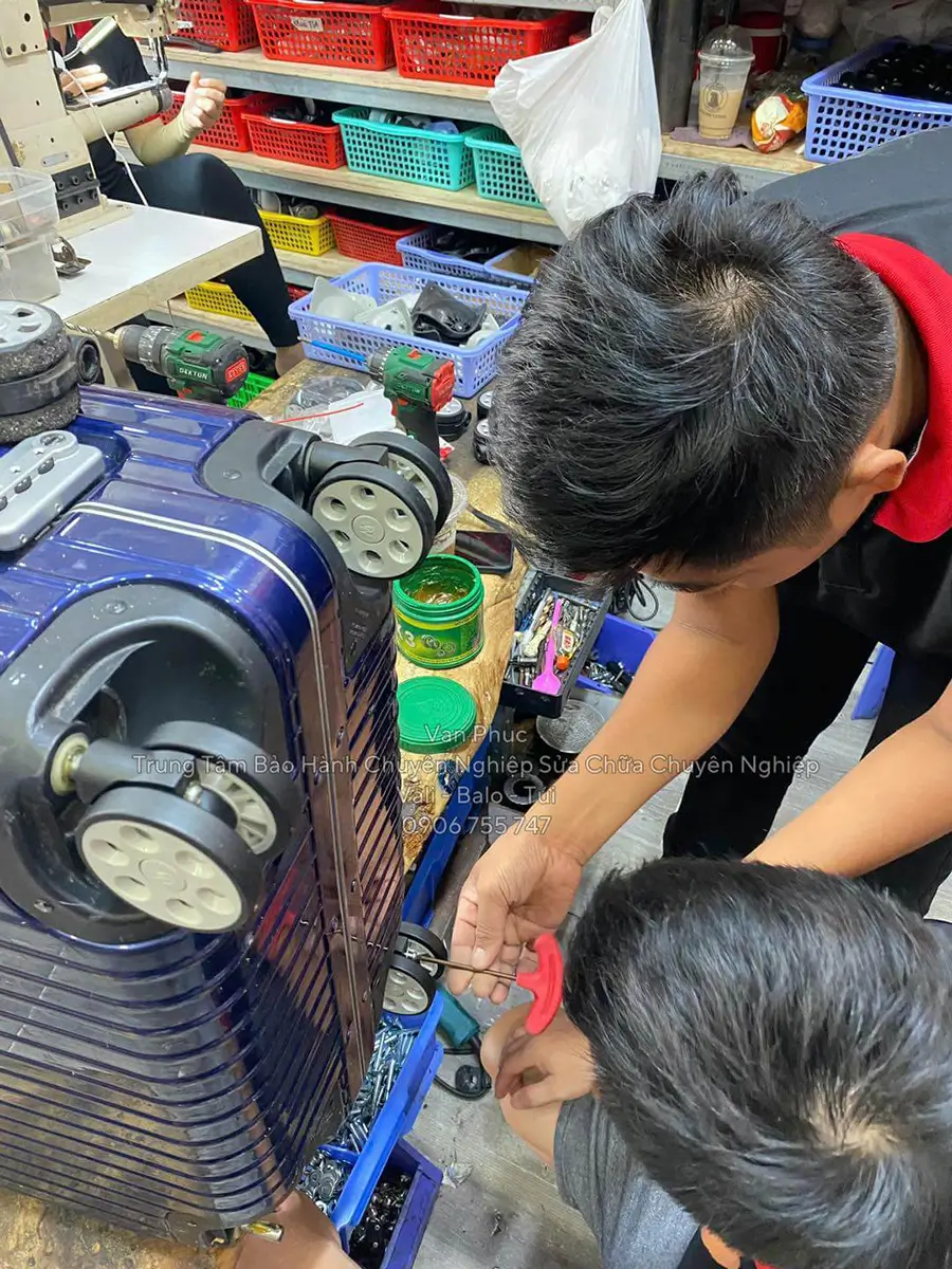 Hướng dẫn chi tiết thay bánh xe vali – Bộ đôi bí quyết tự sửa nhanh và tiết kiệm