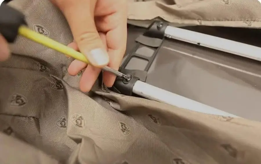 Sửa tay kéo vali bị lỏng – Xử lý dứt điểm chỉ trong vài phút