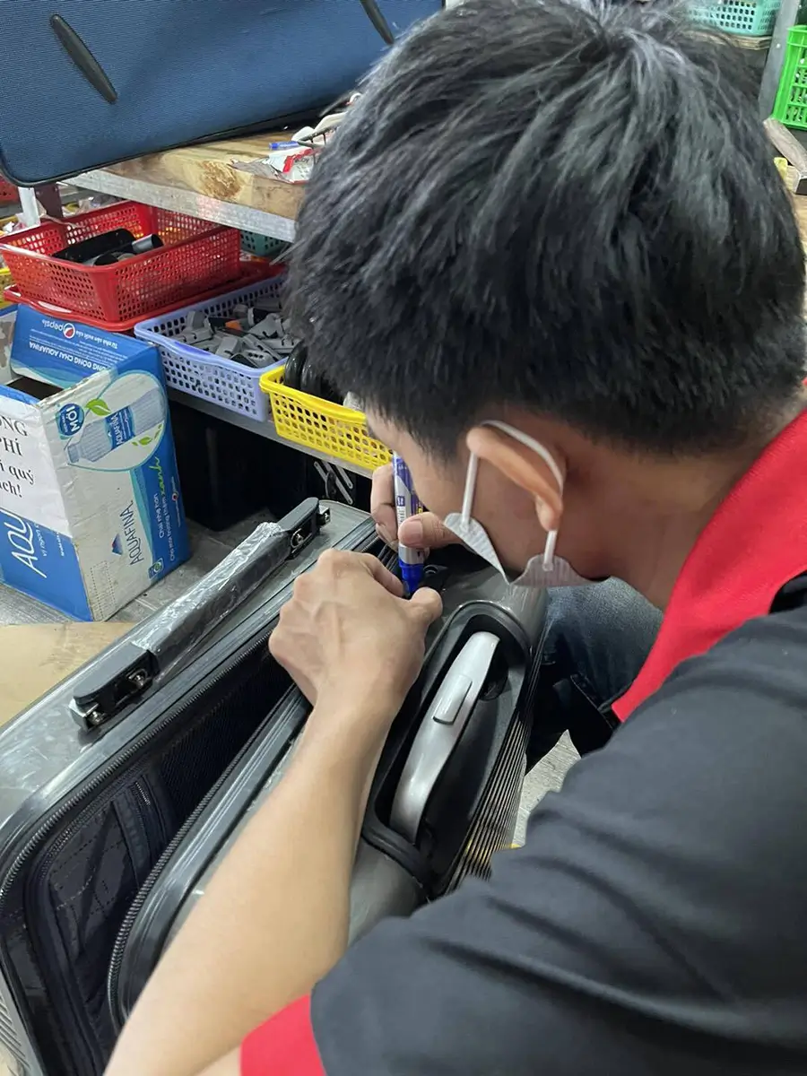 Thay quai xách vali khi nào cần và giá bao nhiêu