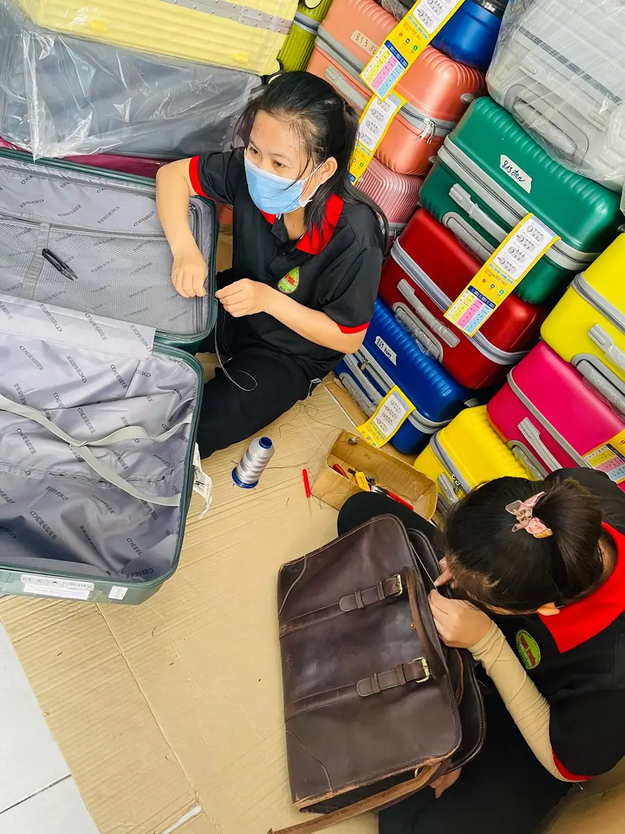 Sửa vali túi xách balo nhanh, xử lý gãy cần kéo, vỡ bánh xe, hỏng khóa. Kiểm tra kỹ, báo giá rõ ràng, đảm bảo bền và thẩm mỹ lâu dài. Sửa vali túi xách balo nhanh, xử lý gãy cần kéo, vỡ bánh xe, hỏng khóa. Kiểm tra kỹ, báo giá rõ ràng, đảm bảo bền và thẩm mỹ lâu dài.